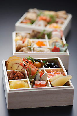 포토 JPG 음식 새우 실내 사람없음 아웃포커스 세개 계란말이 검은콩 청어알 콩조림 일본음식 오세치 국내포토 콩 촬영기법 3 갑각류 내부 알 계란요리 조림 파일형식