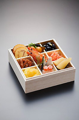 포토 JPG 음식 새우 실내 사람없음 한개 계란말이 검은콩 청어알 콩조림 일본음식 오세치 국내포토 1 콩 갑각류 내부 알 계란요리 조림 파일형식