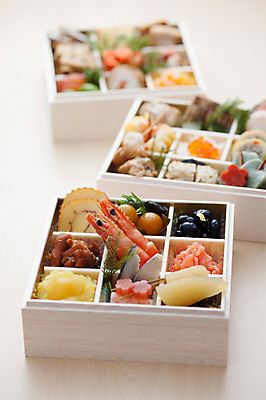 포토 JPG 음식 새우 실내 사람없음 목재 아웃포커스 세개 계란말이 검은콩 청어알 콩조림 일본음식 오세치 국내포토 나무 재료 콩 촬영기법 3 갑각류 내부 알 계란요리 조림 파일형식