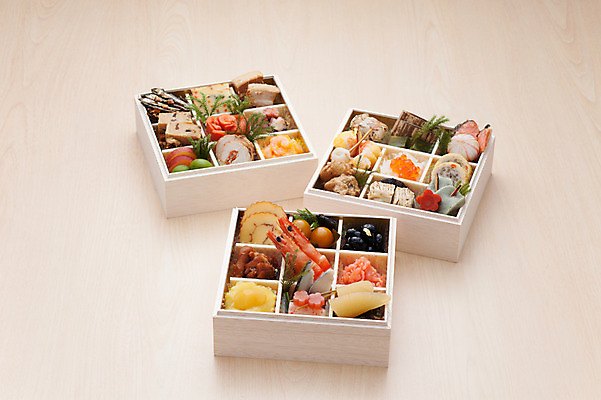 포토 JPG 음식 새우 실내 돼지고기 사람없음 목재 세개 문어 계란말이 검은콩 곤약 멸치 연어알 청어알 콩조림 일본음식 오세치 국내포토 나무 재료 콩 연체동물 육류 3 갑각류 어류 내부 알 수중동물 계란요리 조림 파일형식