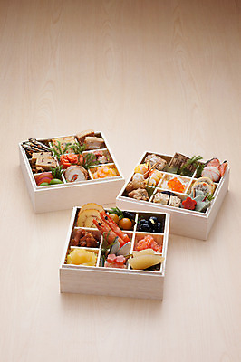 포토 JPG 음식 새우 실내 돼지고기 사람없음 목재 세개 문어 계란말이 검은콩 곤약 멸치 연어알 청어알 콩조림 일본음식 오세치 국내포토 나무 재료 콩 연체동물 육류 3 갑각류 어류 내부 알 수중동물 계란요리 조림 파일형식