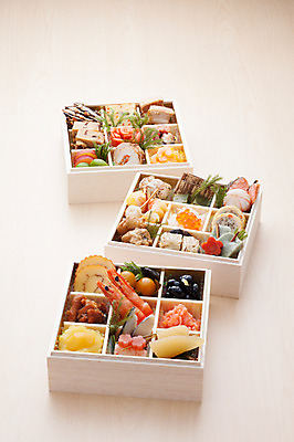 포토 JPG 음식 새우 실내 돼지고기 사람없음 목재 세개 문어 계란말이 검은콩 곤약 멸치 연어알 청어알 콩조림 일본음식 오세치 국내포토 나무 재료 콩 연체동물 육류 3 갑각류 어류 내부 알 수중동물 계란요리 조림 파일형식