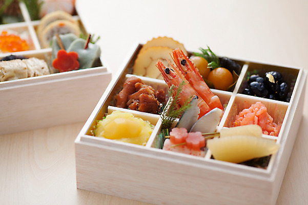 포토 JPG 음식 새우 실내 사람없음 목재 아웃포커스 두개 계란말이 검은콩 청어알 콩조림 일본음식 오세치 국내포토 나무 2 재료 콩 촬영기법 갑각류 내부 알 계란요리 조림 파일형식