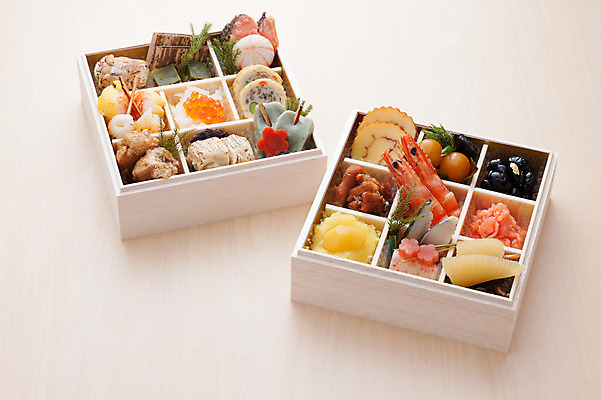 포토 JPG 음식 새우 실내 사람없음 목재 두개 계란말이 검은콩 곤약 연어알 청어알 콩조림 일본음식 오세치 국내포토 나무 2 재료 콩 갑각류 내부 알 계란요리 조림 파일형식