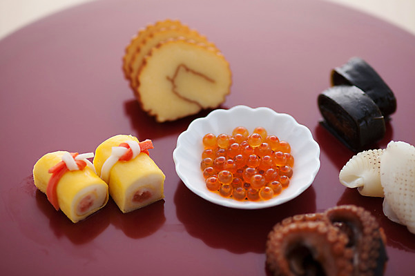 포토 JPG 음식 실내 사람없음 문어 계란말이 연어알 일본음식 오세치 국내포토 연체동물 내부 알 수중동물 계란요리 파일형식