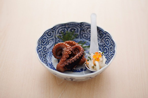 포토 JPG 그릇 음식 실내 사람없음 목재 숟가락 문어 연어알 일본음식 오세치 국내포토 나무 식기 재료 연체동물 수저 내부 알 수중동물 파일형식