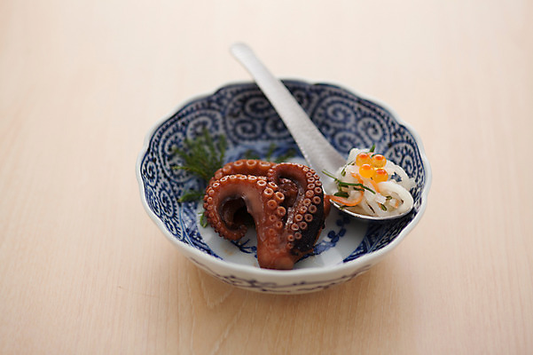 포토 JPG 그릇 음식 실내 사람없음 목재 숟가락 문어 연어알 일본음식 오세치 국내포토 나무 식기 재료 연체동물 수저 내부 알 수중동물 파일형식