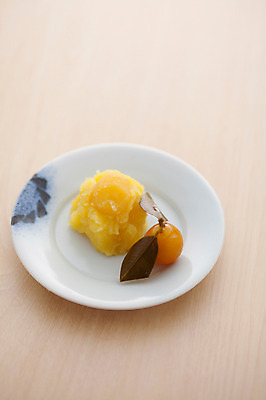 포토 JPG 접시 음식 실내 사람없음 목재 밤 금귤 일본음식 오세치 국내포토 나무 식기 재료 귤 내부 견과류 파일형식