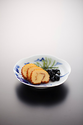 포토 JPG 접시 음식 실내 사람없음 계란말이 검은콩 콩조림 일본음식 오세치 국내포토 식기 콩 내부 계란요리 조림 파일형식