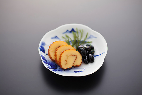 포토 JPG 접시 음식 실내 사람없음 계란말이 검은콩 콩조림 일본음식 오세치 국내포토 식기 콩 내부 계란요리 조림 파일형식