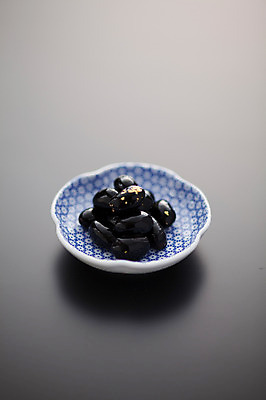 포토 JPG 접시 음식 실내 사람없음 검은콩 콩조림 일본음식 오세치 국내포토 식기 콩 내부 조림 파일형식