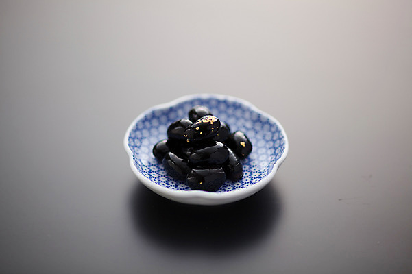 포토 JPG 접시 음식 실내 사람없음 검은콩 콩조림 일본음식 오세치 국내포토 식기 콩 내부 조림 파일형식