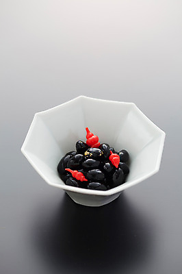 포토 JPG 그릇 음식 실내 사람없음 검은콩 콩조림 일본음식 오세치 국내포토 식기 콩 내부 조림 파일형식