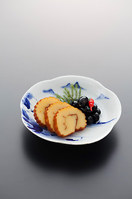 포토 JPG 접시 음식 실내 사람없음 계란말이 검은콩 콩조림 일본음식 오세치 국내포토 식기 콩 내부 계란요리 조림 파일형식