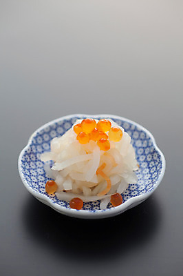 포토 JPG 접시 음식 실내 사람없음 연어알 일본음식 오세치 국내포토 식기 내부 알 파일형식