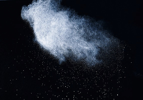 포토 JPG 스튜디오촬영 검은배경 실내 순간포착 사람없음 흰색 폭발 가루 분해 국내포토 컬러 백그라운드 촬영기법 내부 검은색 파일형식