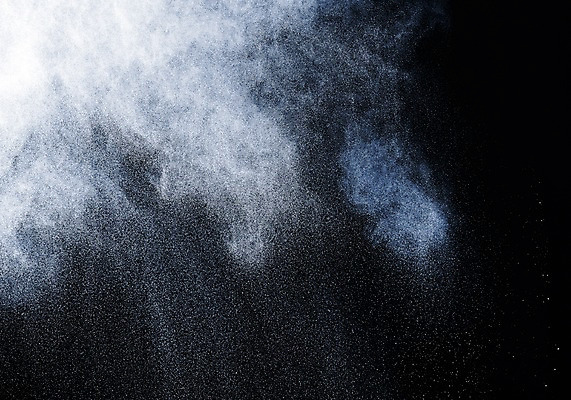 포토 JPG 스튜디오촬영 검은배경 실내 순간포착 사람없음 흰색 폭발 가루 분해 국내포토 컬러 백그라운드 촬영기법 내부 검은색 파일형식