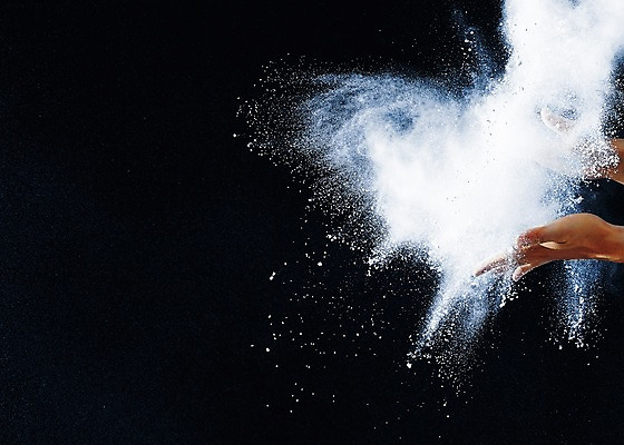 포토 JPG 스튜디오촬영 손 검은배경 실내 순간포착 한명 신체부위 양손 흰색 폭발 가루 분해 국내포토 1 컬러 백그라운드 촬영기법 사람 내부 검은색 파일형식