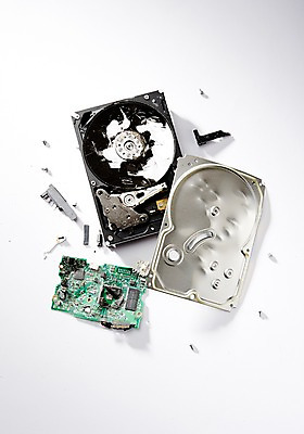 포토 JPG 스튜디오촬영 실내 사람없음 손상 오브젝트 컴퓨터부품 하드디스크 산산조각 국내포토 컨셉 내부 부속품 파일형식