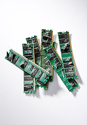 포토 JPG 스튜디오촬영 실내 사람없음 손상 오브젝트 컴퓨터부품 램 산산조각 국내포토 컨셉 내부 부속품 파일형식