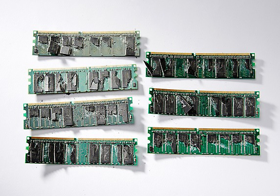 포토 JPG 스튜디오촬영 실내 사람없음 손상 오브젝트 컴퓨터부품 램 산산조각 국내포토 컨셉 내부 부속품 파일형식