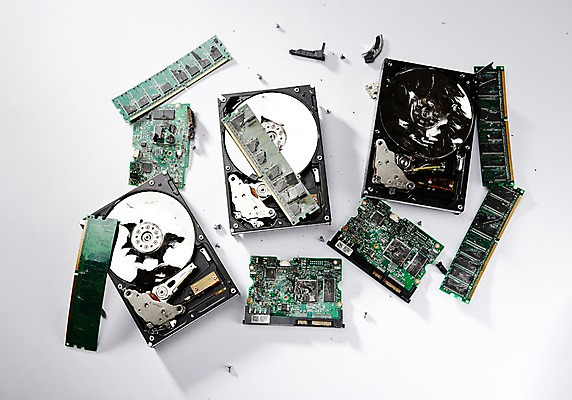 포토 JPG 스튜디오촬영 실내 사람없음 손상 오브젝트 컴퓨터부품 램 하드디스크 산산조각 국내포토 컨셉 내부 부속품 파일형식