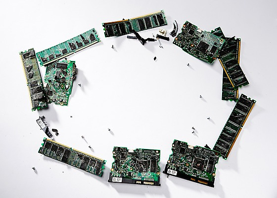 포토 JPG 스튜디오촬영 실내 사람없음 손상 오브젝트 컴퓨터부품 램 산산조각 국내포토 컨셉 내부 부속품 파일형식