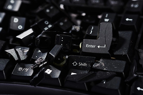 포토 JPG 스튜디오촬영 실내 사람없음 컴퓨터용품 손상 키보드 오브젝트 산산조각 국내포토 컨셉 내부 파일형식