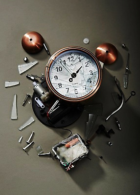 포토 JPG 스튜디오촬영 시계 생활용품 실내 사람없음 손상 자명종 부속품 오브젝트 산산조각 국내포토 컨셉 내부 알람 파일형식