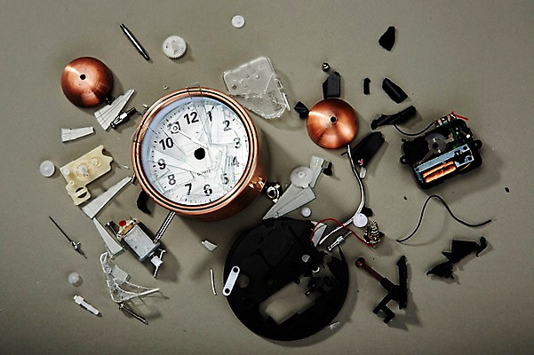 포토 JPG 스튜디오촬영 시계 생활용품 실내 사람없음 손상 자명종 부속품 오브젝트 산산조각 국내포토 컨셉 내부 알람 파일형식