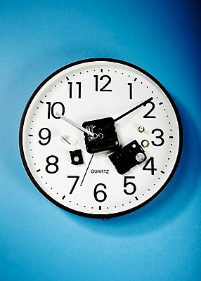 포토 JPG 스튜디오촬영 시계 생활용품 실내 사람없음 손상 벽시계 오브젝트 산산조각 국내포토 컨셉 내부 파일형식