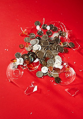 포토 JPG 스튜디오촬영 유리 실내 사람없음 동전 손상 돼지저금통 투명 백원 오백원 오브젝트 십원 오십원 산산조각 금융의날 국내포토 컨셉 돈 재질 내부 저금통 파일형식 법정기념일