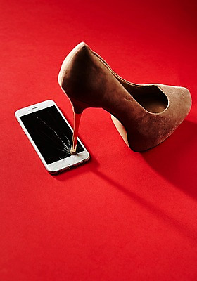 포토 JPG 스튜디오촬영 실내 사람없음 스마트폰 핸드폰 손상 하이힐 오브젝트 한짝 구두굽 산산조각 국내포토 1 구두 컨셉 내부 전자제품 스마트기기 여성화 파일형식