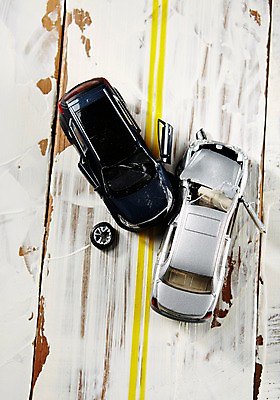 포토 JPG 스튜디오촬영 승용차 실내 사람없음 목재 장난감 손상 사건 오브젝트 두대 자동차모형 산산조각 국내포토 나무 컨셉 2 재료 자동차 내부 모형 파일형식