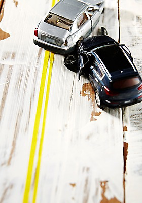 포토 JPG 스튜디오촬영 승용차 실내 사람없음 목재 장난감 손상 사건 오브젝트 두대 자동차모형 산산조각 국내포토 나무 컨셉 2 재료 자동차 내부 모형 파일형식