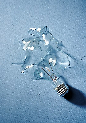 포토 JPG 스튜디오촬영 생활용품 전구 유리 실내 사람없음 손상 투명 전기에너지 오브젝트 필라멘트 산산조각 국내포토 컨셉 재질 내부 에너지 파일형식