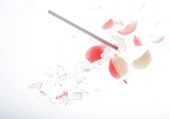 포토 JPG 스튜디오촬영 음식 디저트 실내 막대사탕 사탕 사람없음 한개 손상 막대기 오브젝트 산산조각 국내포토 1 컨셉 내부 파일형식