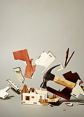 포토 JPG 스튜디오촬영 부동산 주택 실내 순간포착 사람없음 모형 손상 망치 오브젝트 집모양 산산조각 국내포토 모양 컨셉 촬영기법 내부 건물 공구 재산 파일형식