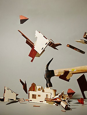 포토 JPG 스튜디오촬영 부동산 주택 실내 순간포착 사람없음 모형 손상 망치 오브젝트 집모양 산산조각 국내포토 모양 컨셉 촬영기법 내부 건물 공구 재산 파일형식