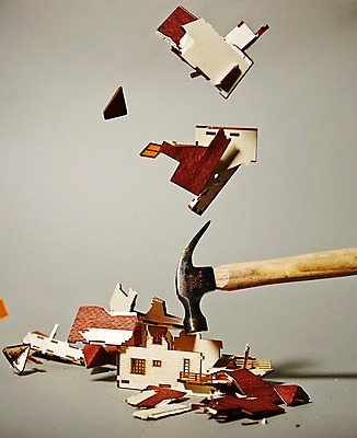 포토 JPG 스튜디오촬영 부동산 주택 실내 순간포착 사람없음 모형 손상 망치 오브젝트 집모양 산산조각 국내포토 모양 컨셉 촬영기법 내부 건물 공구 재산 파일형식