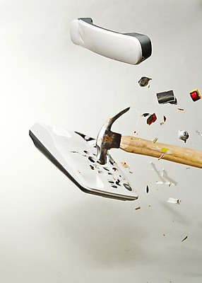 포토 JPG 스튜디오촬영 생활용품 실내 순간포착 사람없음 손상 망치 유선전화기 오브젝트 산산조각 국내포토 컨셉 촬영기법 내부 공구 전화기 파일형식