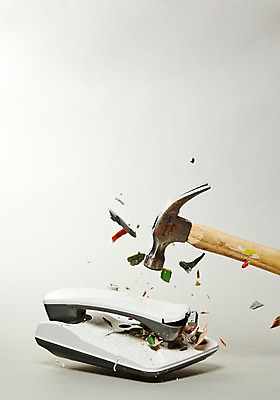 포토 JPG 스튜디오촬영 생활용품 실내 순간포착 사람없음 손상 망치 유선전화기 오브젝트 산산조각 국내포토 컨셉 촬영기법 내부 공구 전화기 파일형식