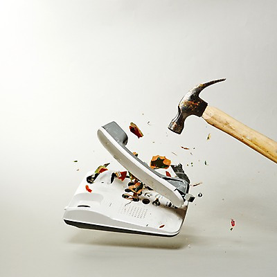 포토 JPG 스튜디오촬영 생활용품 실내 순간포착 사람없음 손상 망치 유선전화기 오브젝트 산산조각 국내포토 컨셉 촬영기법 내부 공구 전화기 파일형식