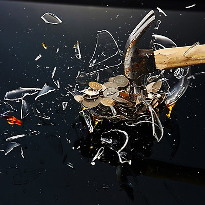 포토 JPG 스튜디오촬영 유리 실내 사람없음 동전 손상 돼지저금통 투명 망치 백원 오브젝트 오십원 산산조각 금융의날 국내포토 컨셉 돈 재질 내부 저금통 공구 파일형식 법정기념일