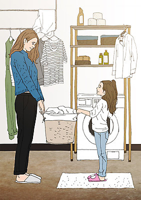 PSD 여자 어린이 가사 일러스트 엄마 슬리퍼 함께함 실내 성인 두명 화목 다정 자녀 빨래 옷걸이 세탁기 빨래통 아트툰 국내일러스트 신발 컨셉 가족 사람 내부 가전제품 그림 파일형식