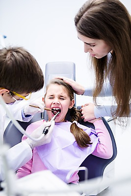 포토 JPG 백인 여자 남자 딸 가족 엄마 고글 치과 마스크 앉기 소녀 상반신 20대 성인 앞모습 옆모습 치료 세명 눕기 손잡기 유치원생 고통 환자 무서움 고민 괴로움 치과의사 치과진료 안경낌 국내포토 서양인 감정 안경 어린이 뷰포인트 의학 관계 모션 병원 사람 청년 진료 의사 파일형식