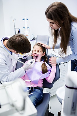 포토 JPG 백인 여자 남자 딸 가족 엄마 고글 치과 마스크 앉기 소녀 상반신 20대 성인 앞모습 옆모습 치료 세명 눕기 손잡기 유치원생 고통 환자 무서움 고민 괴로움 치과의사 치과진료 안경낌 국내포토 서양인 감정 안경 어린이 뷰포인트 의학 관계 모션 병원 사람 청년 진료 의사 파일형식