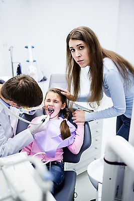 포토 JPG 백인 여자 남자 딸 가족 엄마 고글 치과 마스크 앉기 소녀 상반신 20대 성인 앞모습 옆모습 치료 세명 눕기 손잡기 유치원생 고통 환자 무서움 고민 괴로움 치과의사 치과진료 안경낌 국내포토 서양인 감정 안경 어린이 뷰포인트 의학 관계 모션 병원 사람 청년 진료 의사 파일형식