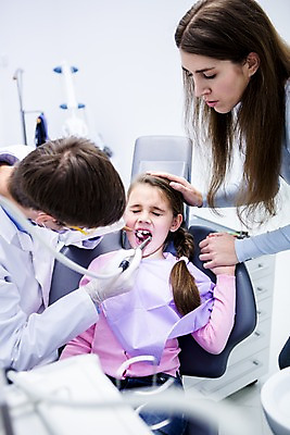 포토 JPG 백인 여자 남자 딸 가족 엄마 고글 치과 마스크 앉기 소녀 상반신 20대 성인 앞모습 옆모습 치료 세명 눕기 손잡기 유치원생 고통 환자 무서움 고민 괴로움 치과의사 치과진료 안경낌 국내포토 서양인 감정 안경 어린이 뷰포인트 의학 관계 모션 병원 사람 청년 진료 의사 파일형식