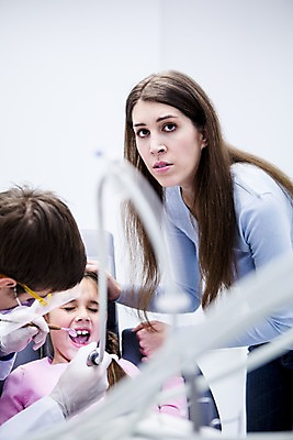 포토 JPG 백인 여자 남자 딸 가족 엄마 고글 치과 마스크 앉기 소녀 상반신 20대 성인 앞모습 옆모습 치료 세명 눕기 손잡기 유치원생 고통 환자 무서움 고민 괴로움 치과의사 치과진료 안경낌 국내포토 서양인 감정 안경 어린이 뷰포인트 의학 관계 모션 병원 사람 청년 진료 의사 파일형식